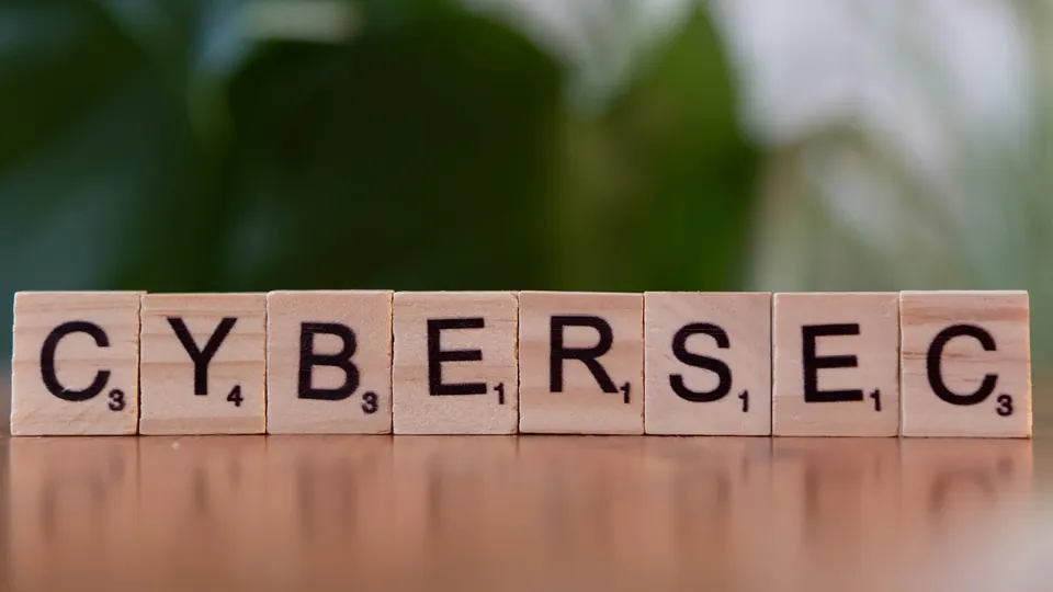 مكعبات خشبية تشكل كلمة الأمن السيبراني